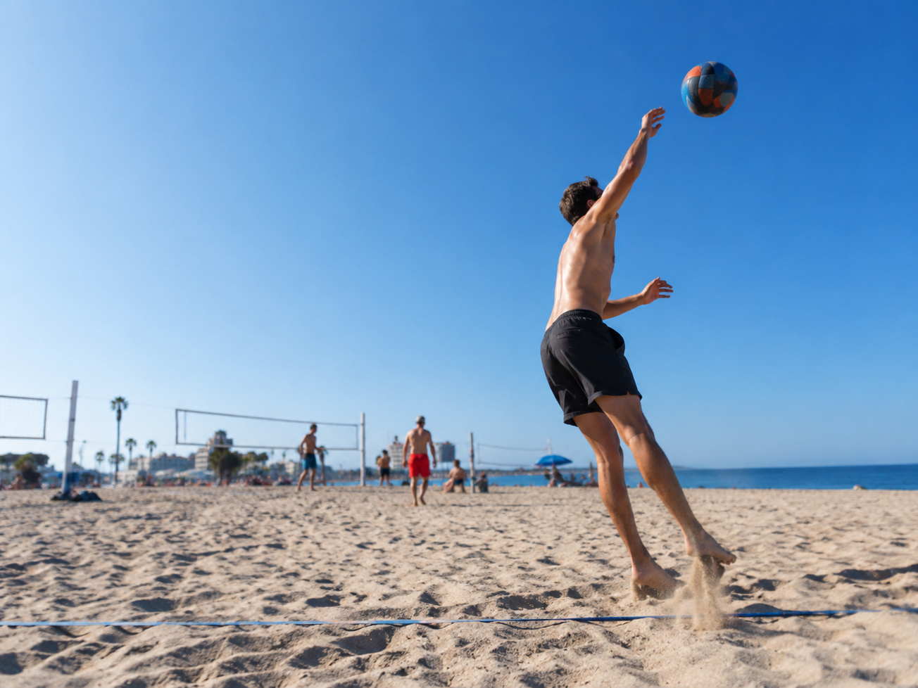 Jogador de vôlei saltando para sacar na praia